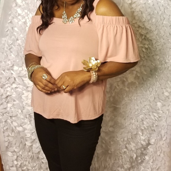 Francesca's Collections Tops - NWT Francesca’s Cold Shoulder Short Sleeve Top